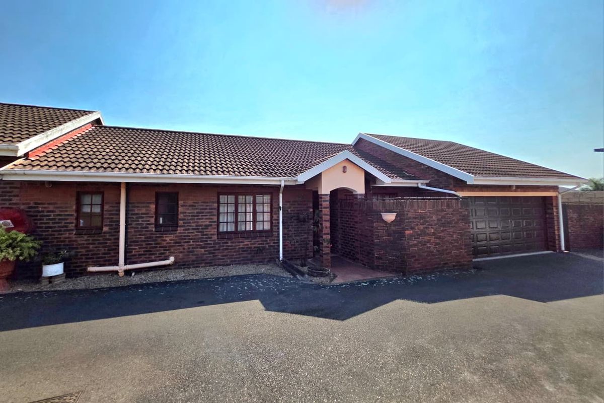 Secure 2 Bedroom Townhouse with Double Garage and Private Pool in Malvern - Photo 2