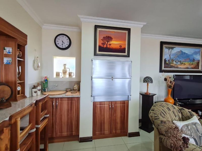 3 Bedroom House with Office and Flat in Dana Bay - Photo 3