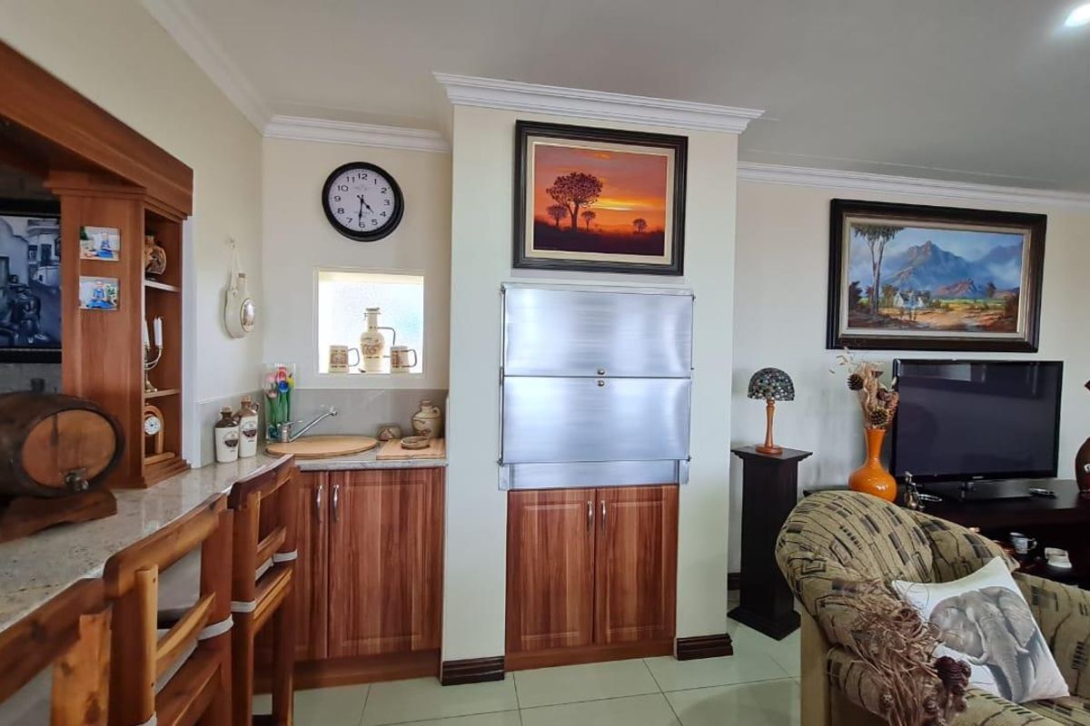 3 Bedroom House with Office and Flat in Dana Bay - Photo 3