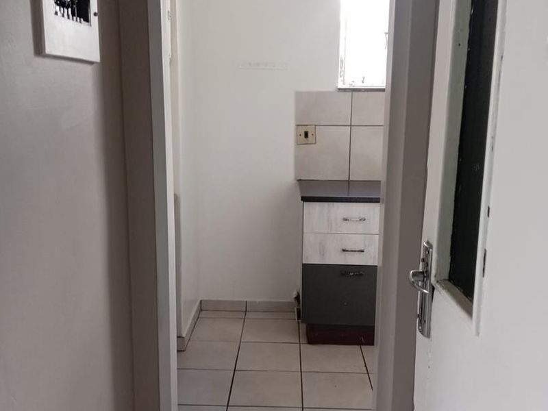 BACHELOR FLAT TO RENT IN SUNNYSIDE - Photo 5
