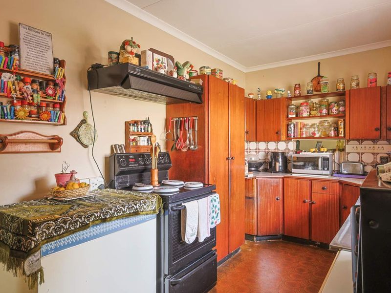 A Hidden Gem with Endless Potential – 3 Bedroom Family Home - Photo 8