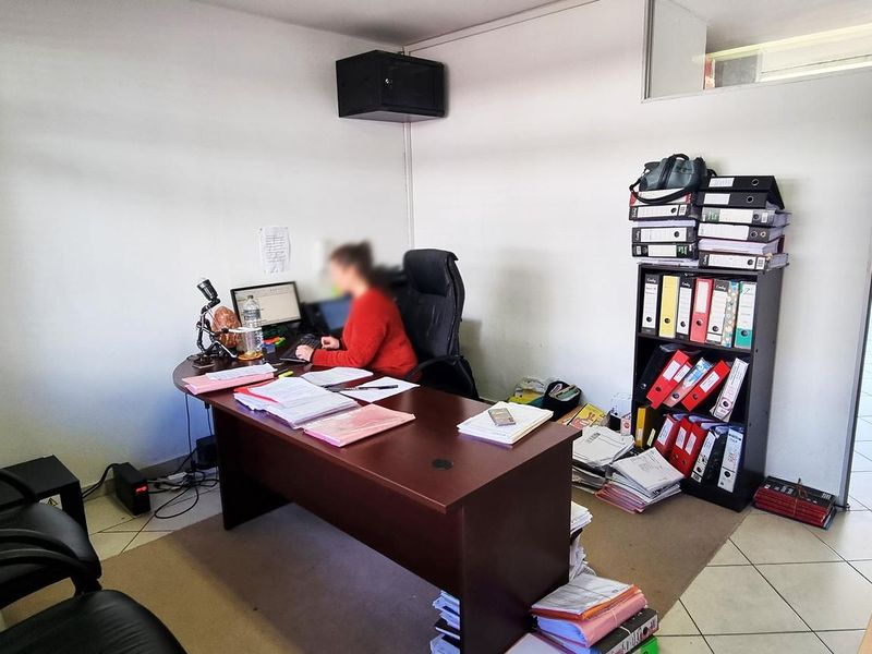 Stunning Ground Floor Office in Westlake with Excellent Exposure - Photo 8