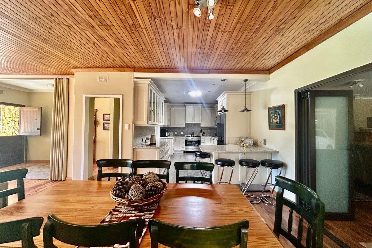 Charming family home on a corner stand, near popular schools and the University. - Photo 4