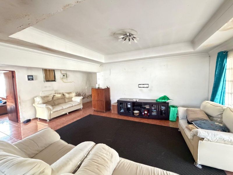 Spacious 5-Bed Family Home in Desirable Mackenzie Park - Photo 2