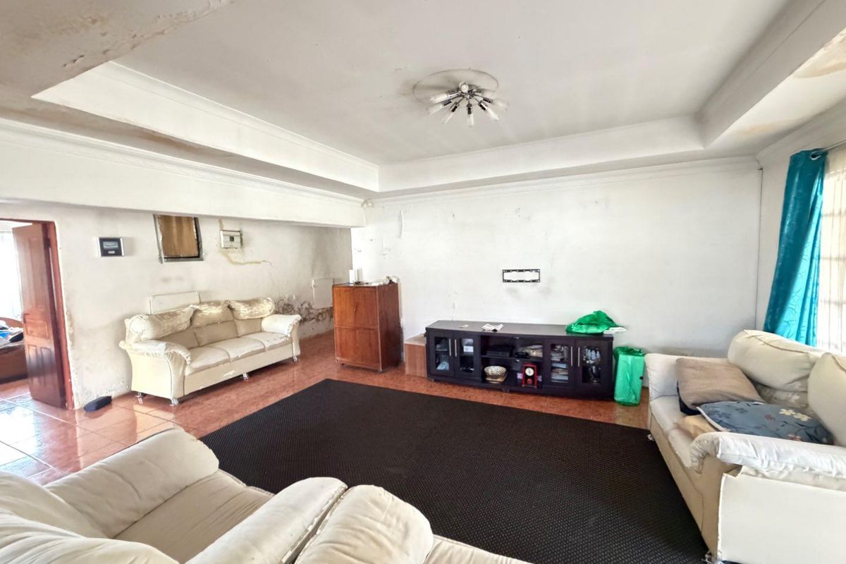 Spacious 5-Bed Family Home in Desirable Mackenzie Park - Photo 2