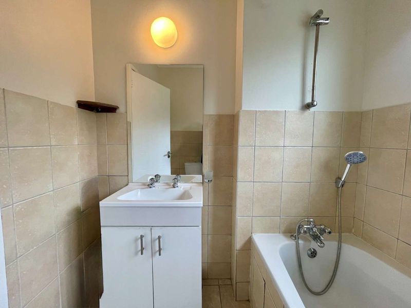 Top Floor 2 Bedroom apartment in Sheffield Beach - Photo 7