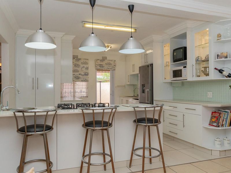 SUPERB SPACIOUS 3 BEDROOM SIMPLEX - Photo 2