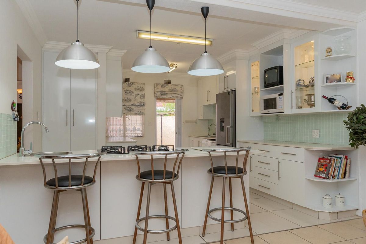 SUPERB SPACIOUS 3 BEDROOM SIMPLEX - Photo 2