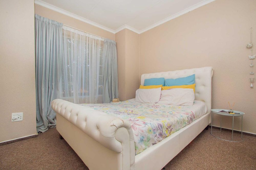 Spacious main bedroom