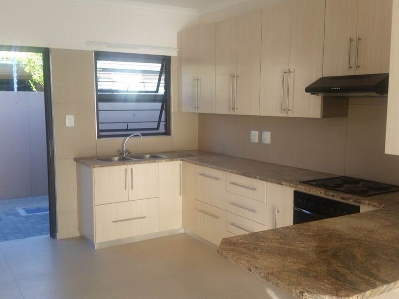 Spacious 3 Bedroom Townhouse for sale in Okahandja! Walking distance to shops, schools and Doctors! - Photo 4