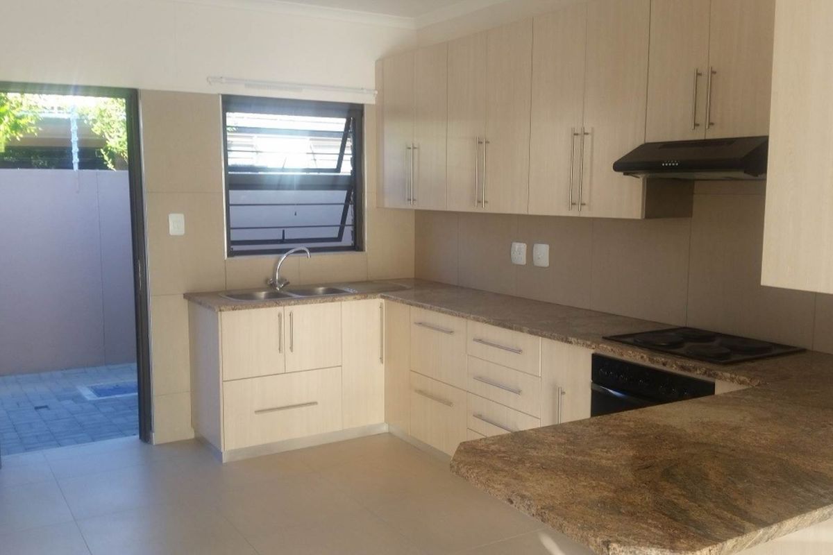 Spacious 3 Bedroom Townhouse for sale in Okahandja! Walking distance to shops, schools and Doctors! - Photo 4