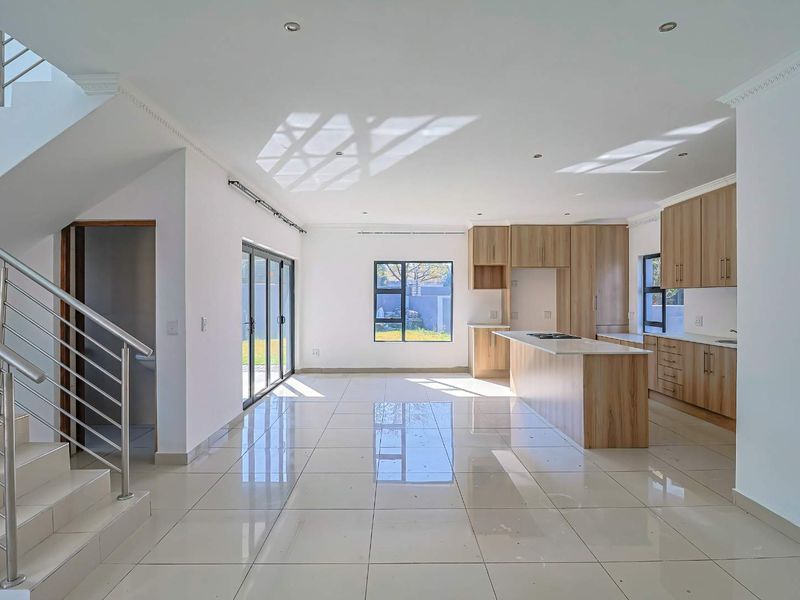 Elegant Home in Sought-After Melodie Estate. - Photo 4