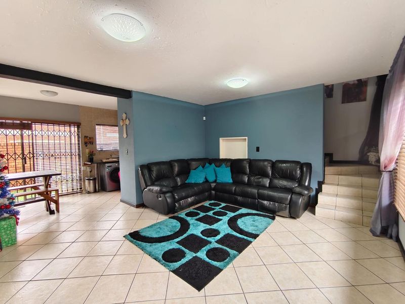 Double-Storey, Pet Friendly Unit with Private Garden and Modern Amenities - Photo 3