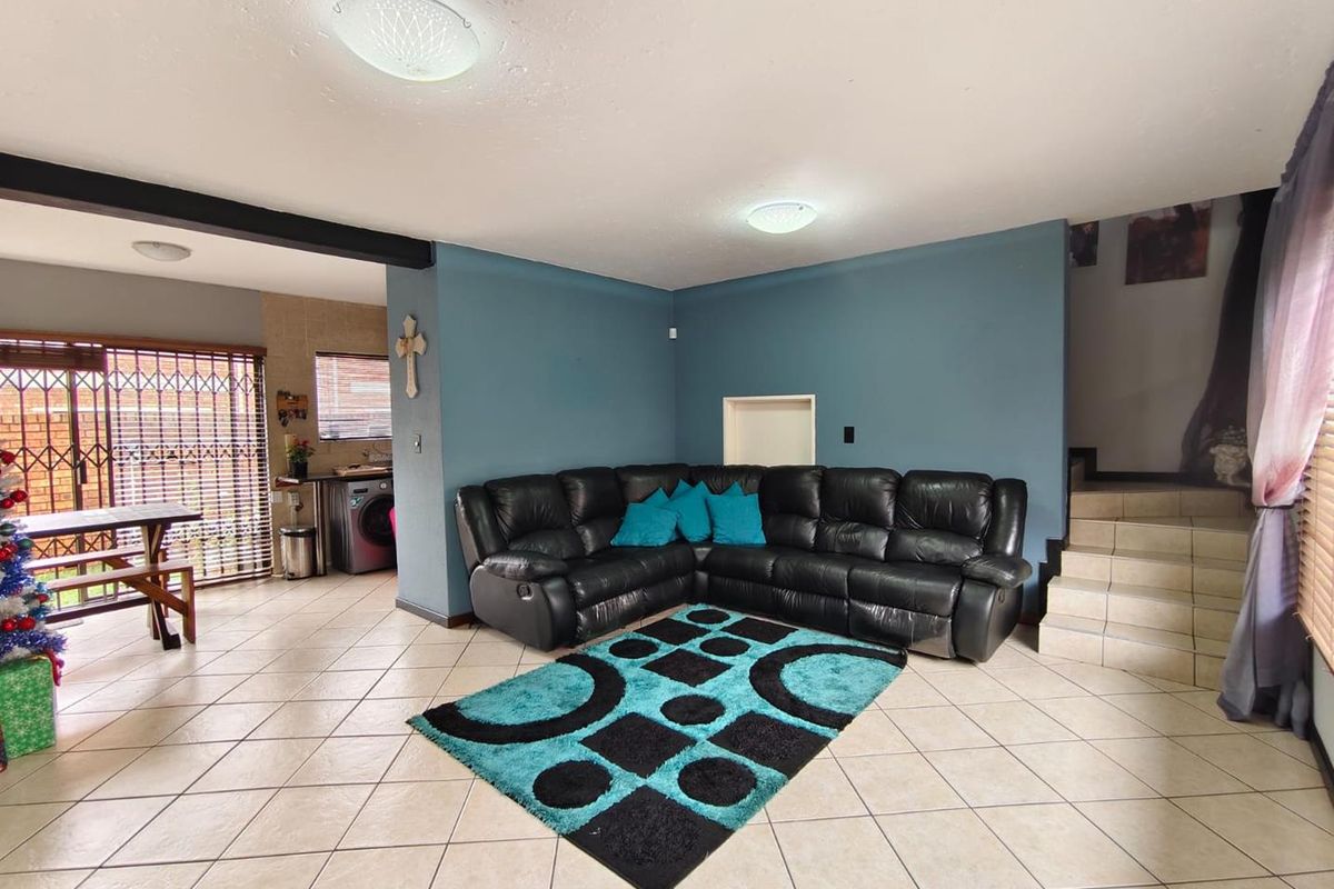 Double-Storey, Pet Friendly Unit with Private Garden and Modern Amenities - Photo 3