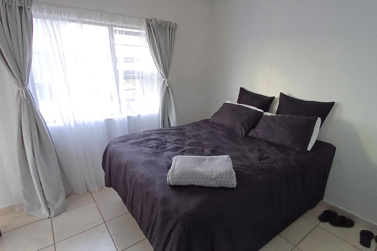 Starter home in a centrally located complex - Photo 4