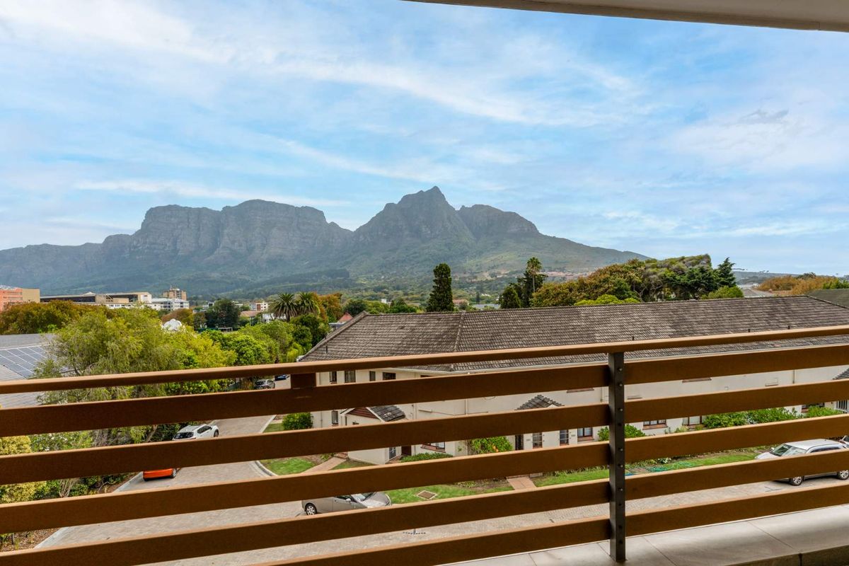Loft apartment living at its finest 2 bedrooms 2 bathrooms panoramic mountain views plus 2 secure basement parking bays plus a lift. - Photo 2