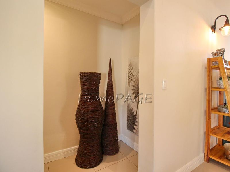 Otjiwarongo:  STUNNING, MODERN 4 BEDR HOME WITH FLAT is for sale - Photo 5