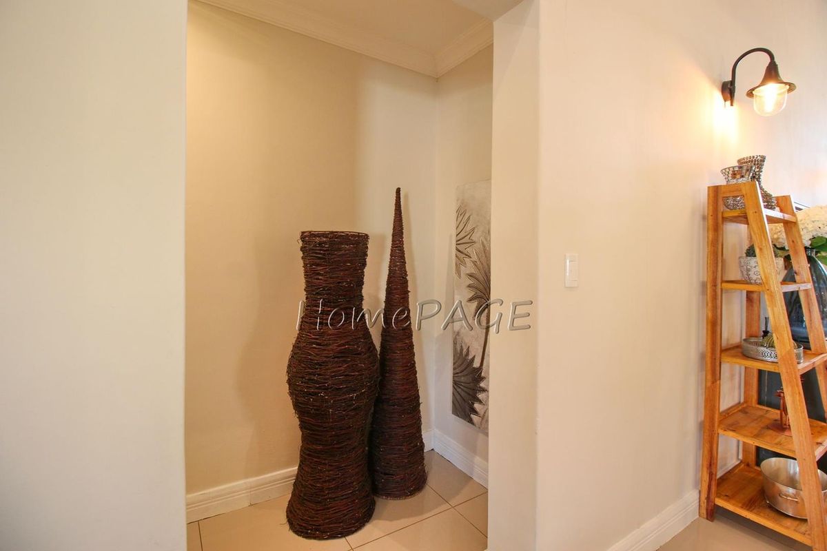 Otjiwarongo:  STUNNING, MODERN 4 BEDR HOME WITH FLAT is for sale - Photo 5