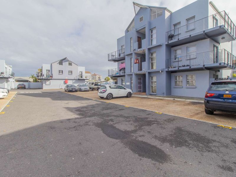 Renovated Elegant 2-Bedroom Retreat in Vibrant Parklands - Photo 8