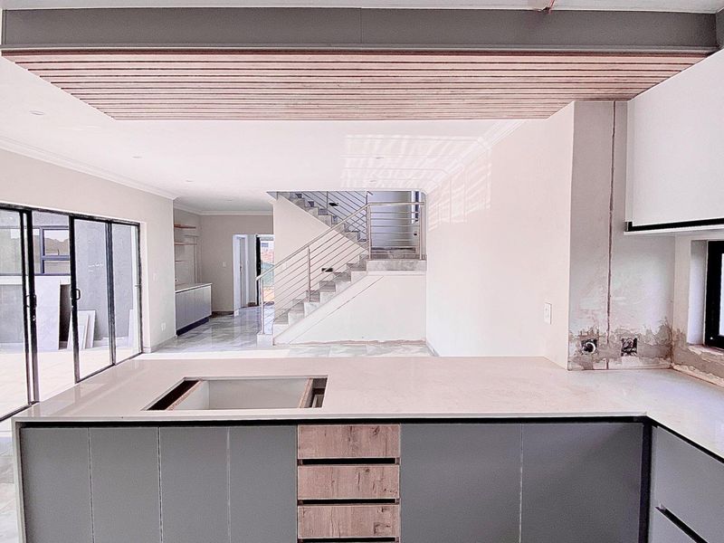 Newly Built Estate Home - Photo 8