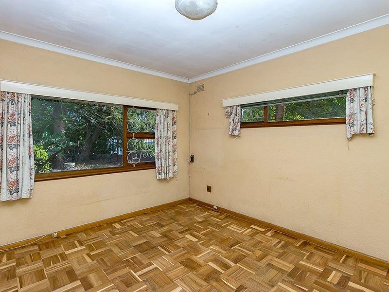 Three-Bedroom Family Home with Additional Accommodation and Garage On A Corner Plot - Photo 10