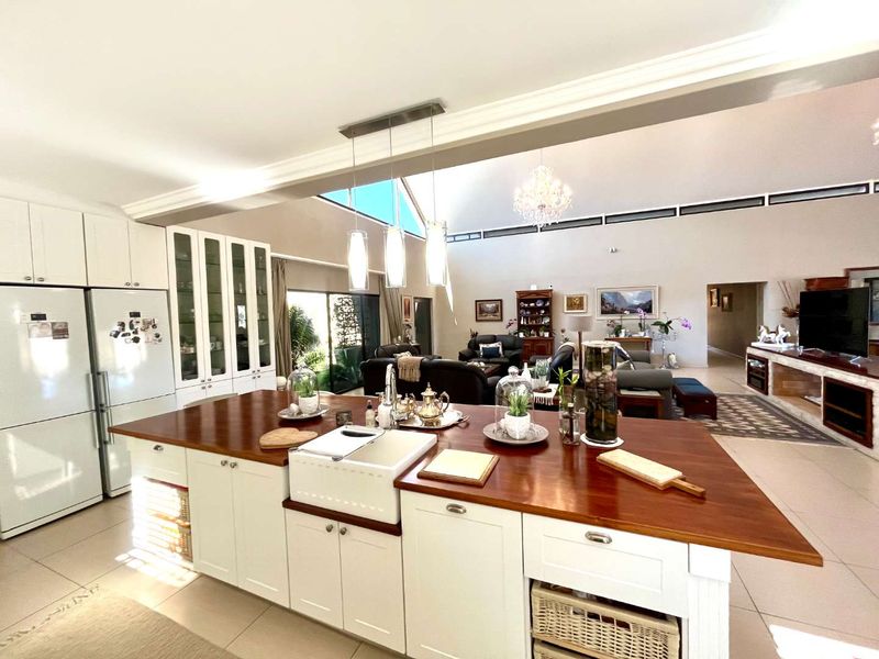 Luxurious 4-Bedroom Home on Omeya Golf Course - Photo 8