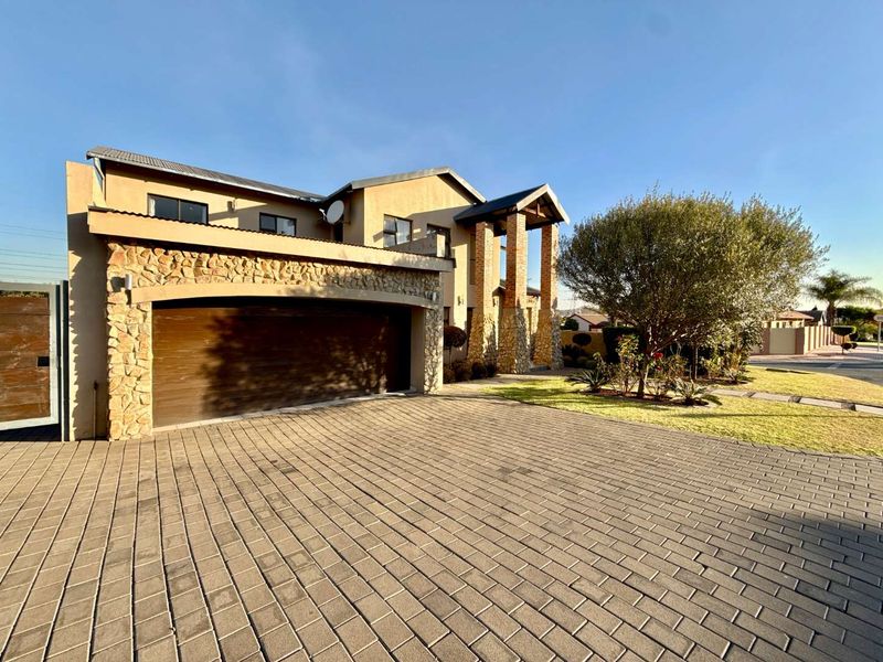 THE ULTIMATE FAMILY HAVEN AND INVESTMENT GOLDMINE! - Photo 2