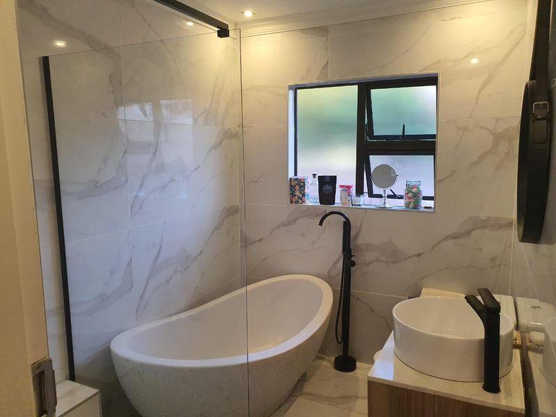 Modern 2-Bedroom Rental in Birdswood with Jacuzzi - Photo 9