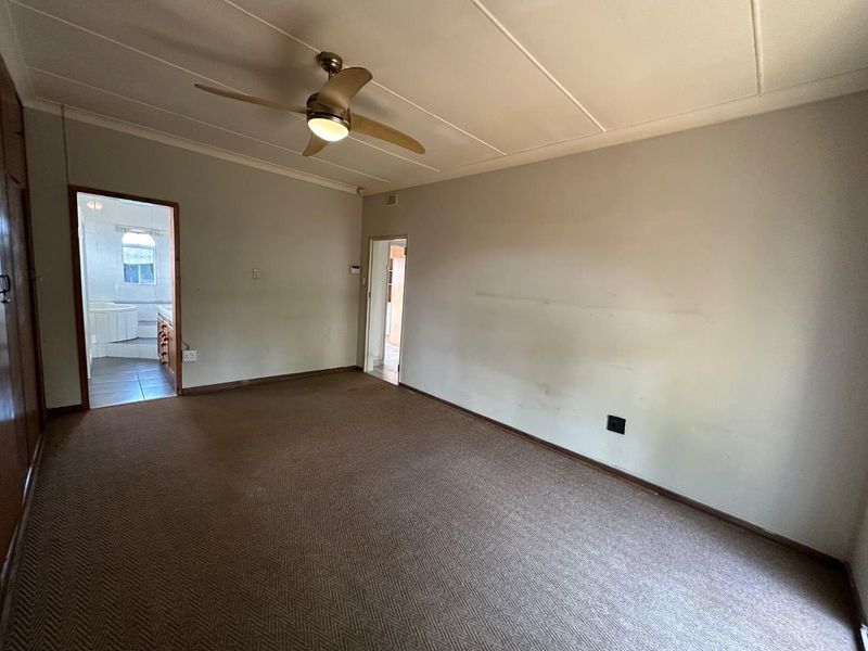 4 BEDROOM FAMILY HOME WITH BACHELOR FLAT - Photo 6