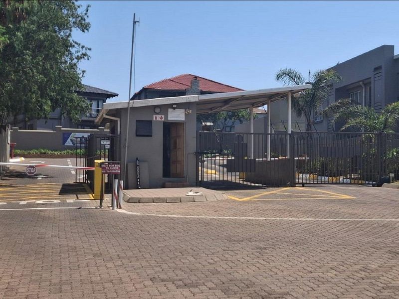 Secure 2-bedroom apartment in Halfway Gardens with garden - Photo 2