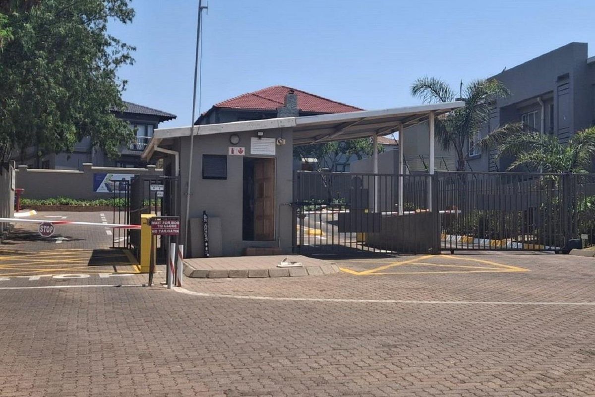 Secure 2-bedroom apartment in Halfway Gardens with garden - Photo 2