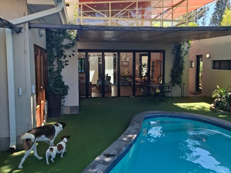 Spacious 5-Bed Residence with Consulting Rooms in Klein Windhoek - Photo 3