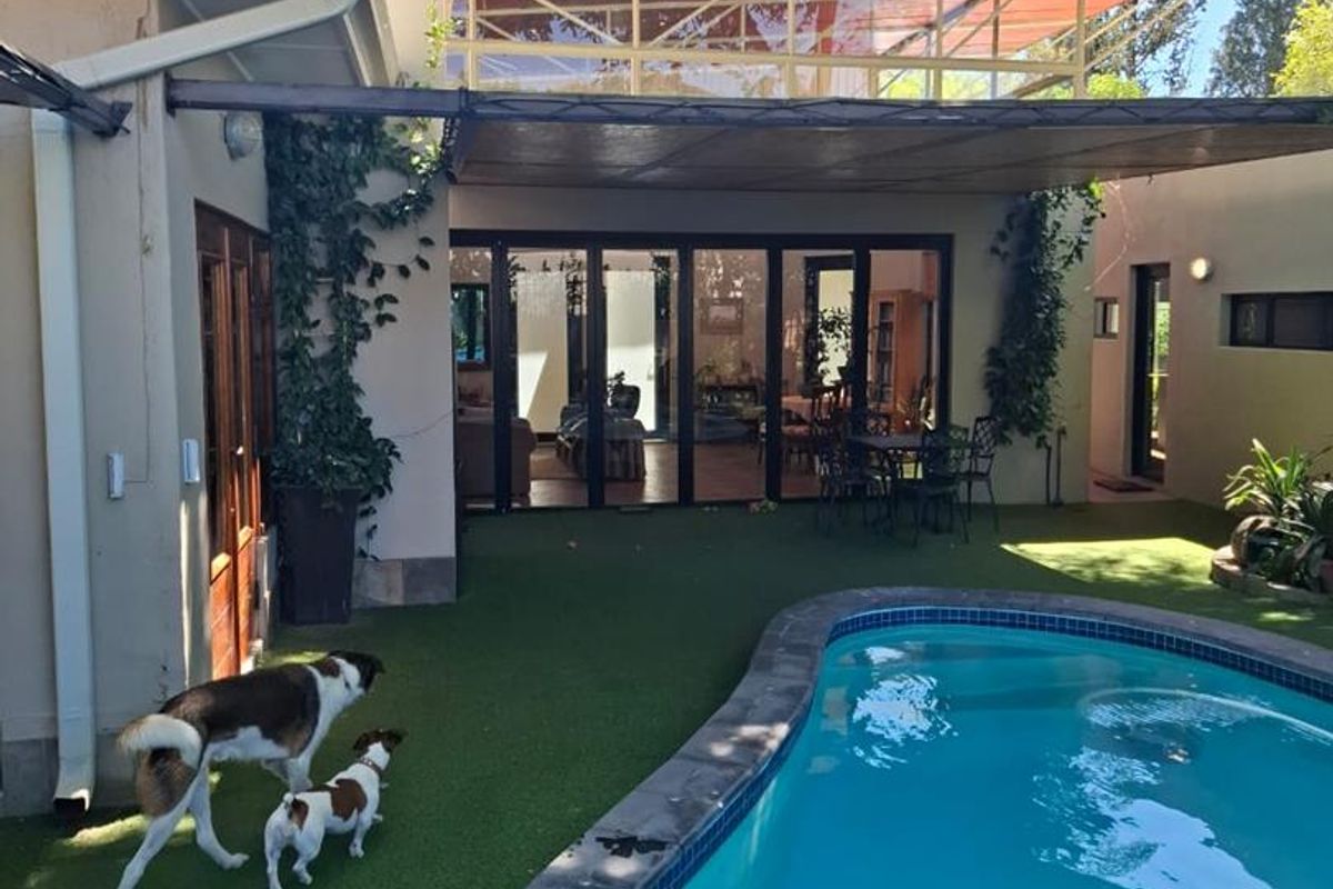 Spacious 5-Bed Residence with Consulting Rooms in Klein Windhoek - Photo 3