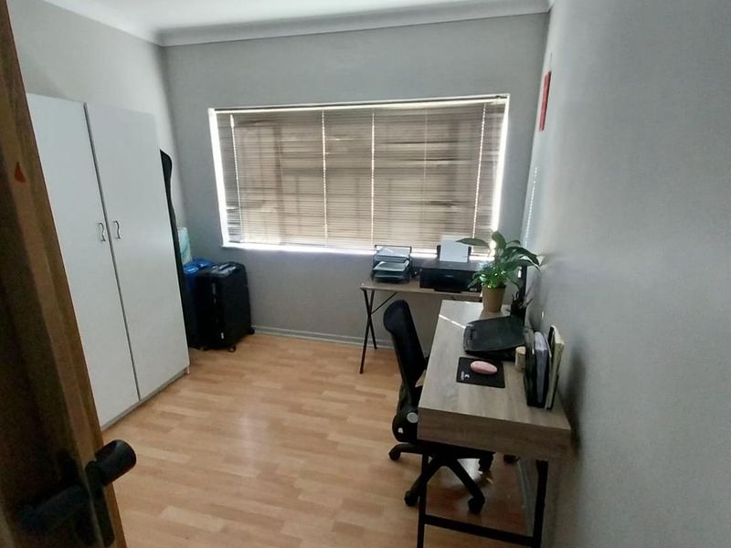 Dual Living: Main House + Self-Contained 2-Bed Flatlet - Photo 8