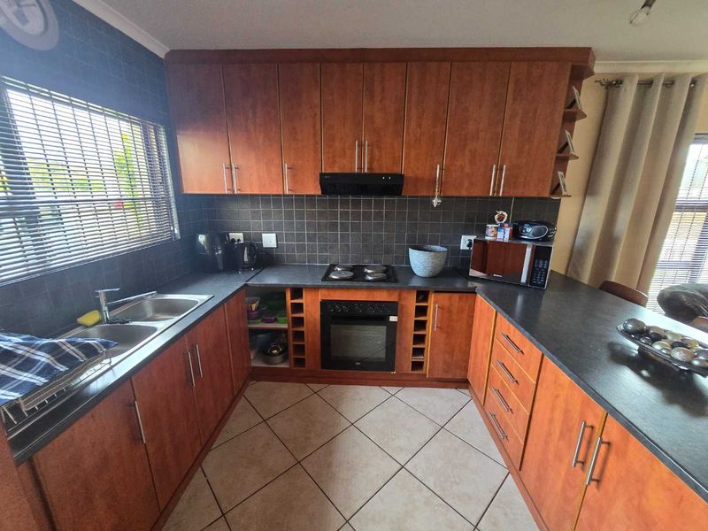 Neat & Move-In Ready 3-Bedroom Townhouse | Smallville Ridge, Morningside - Photo 10