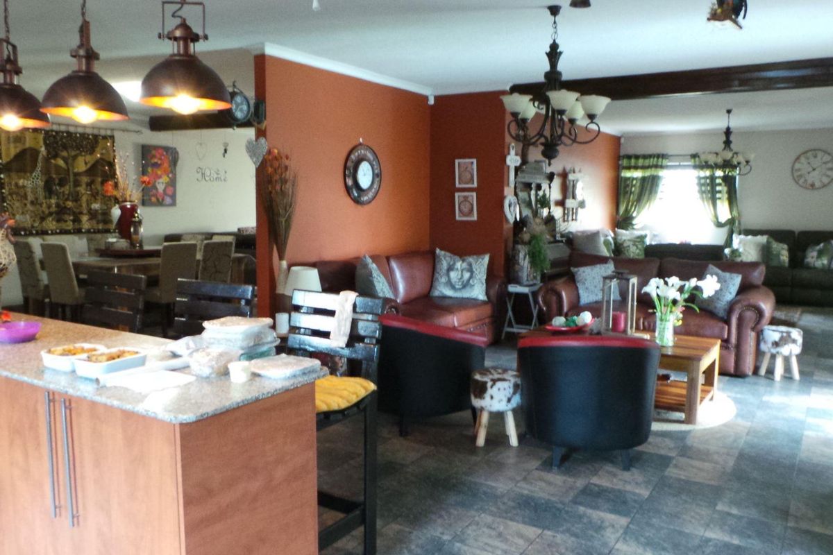 Spacious modern Family home close to schools - Photo 3