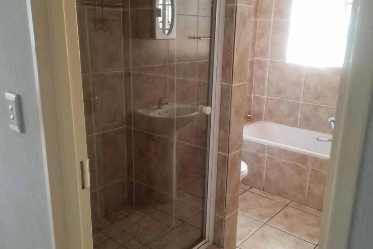 2 Bedroom House For Sale in Kosmosdal - Photo 4