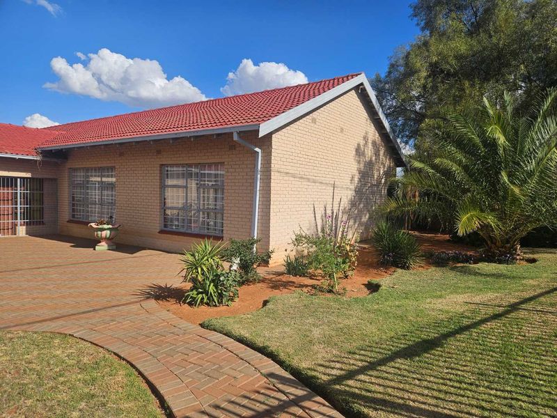 Charming spacious family home with a flat in Barkly West - Photo 2