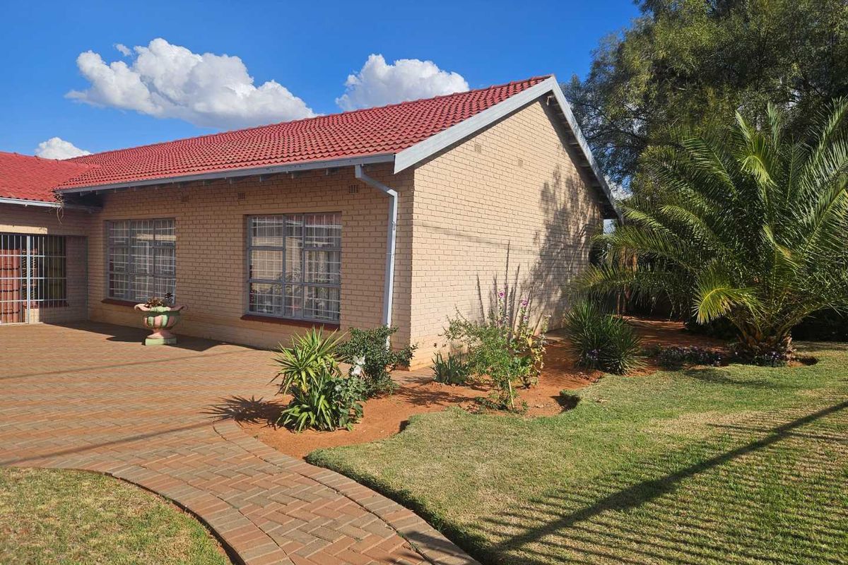 Charming spacious family home with a flat in Barkly West - Photo 2