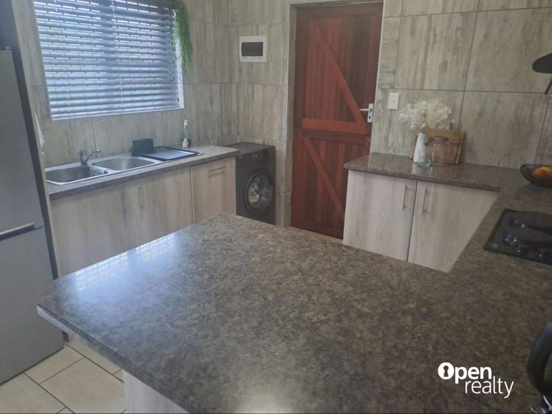 SERENE OASIS IN WINDSOR PARK - Photo 10