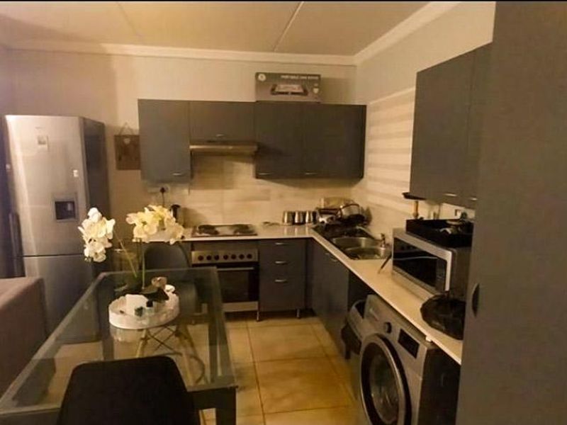 Stunning apartment In Summerset complex In midrand - Photo 2