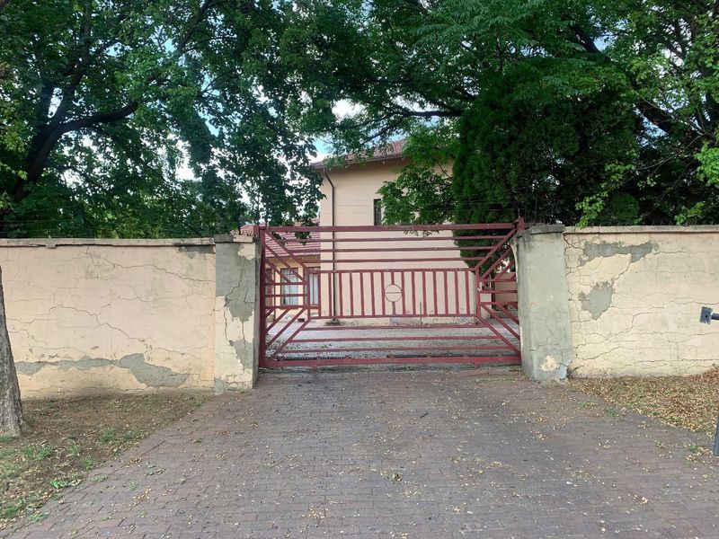 3 Bedroom house in Lombardy East with 2 Flatlets. - Photo 8