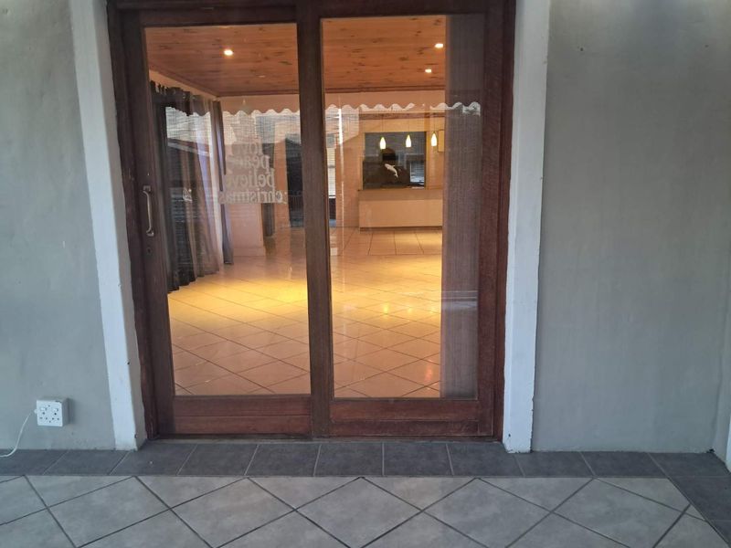 OPEN PLAN COASTAL LIVING - Photo 9