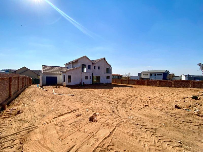 Modern 4-Bedroom Family Home - Photo 4