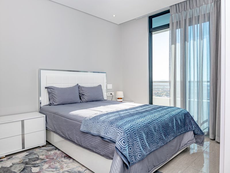 Elegant, easy living with breathtaking view - Photo 7
