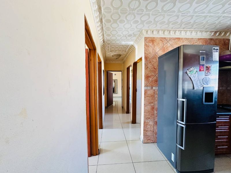 Freestanding Family Home in Mahlasedi park-priced to Move, Ready to View. - Photo 9