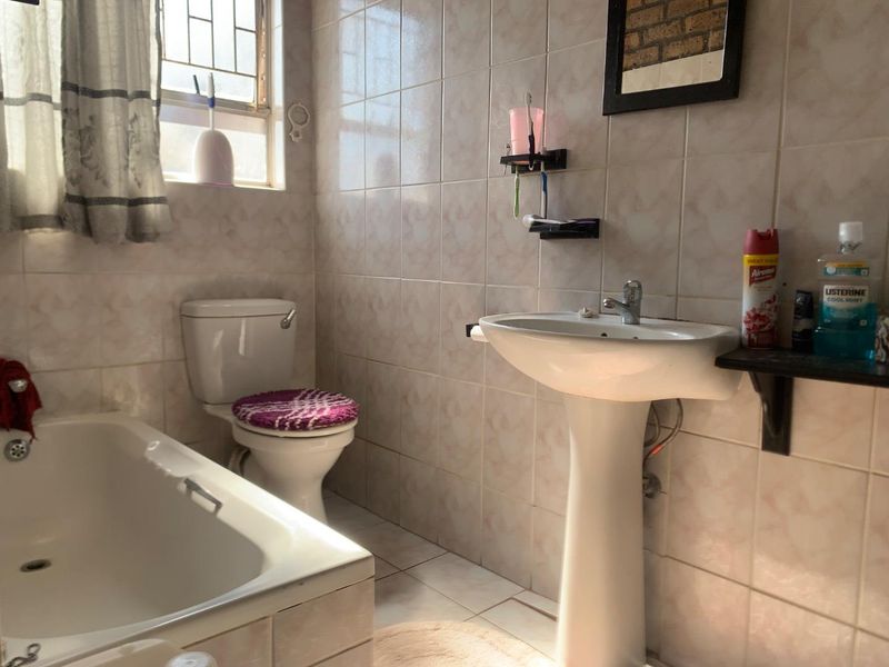 **Charming 3-Bedroom Apartment for Sale in Townview** - Photo 8