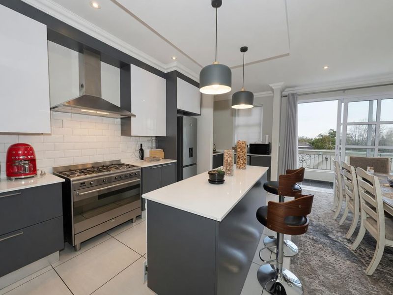 LONDON-STYLE FULLY FURNISHED GORGEOUS TOWNHOUSE FOR RENT IN THE HEART OF BRYANSTON!!!!! - Photo 3