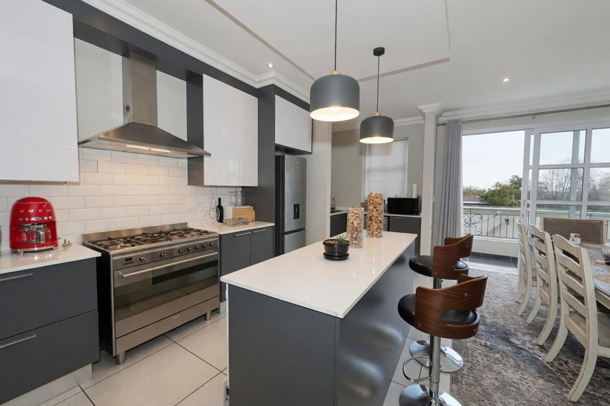 LONDON-STYLE FULLY FURNISHED GORGEOUS TOWNHOUSE FOR RENT IN THE HEART OF BRYANSTON!!!!! - Photo 3