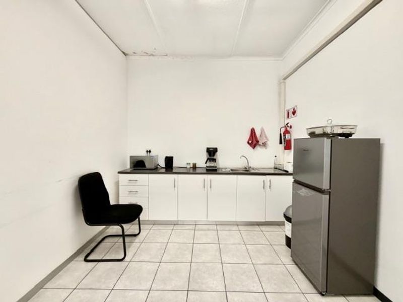 Well maintained prime commercial property for rent. - Photo 5